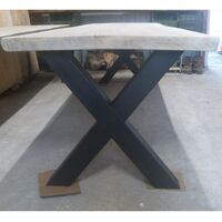 tafel met zwarte x poot