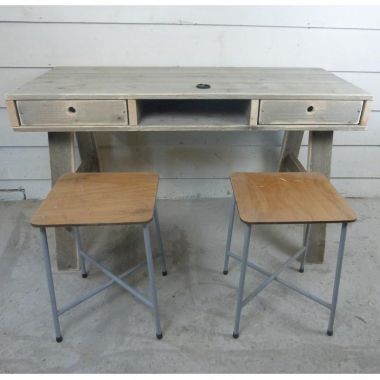 steigerhout bureau  met vintage krukjes